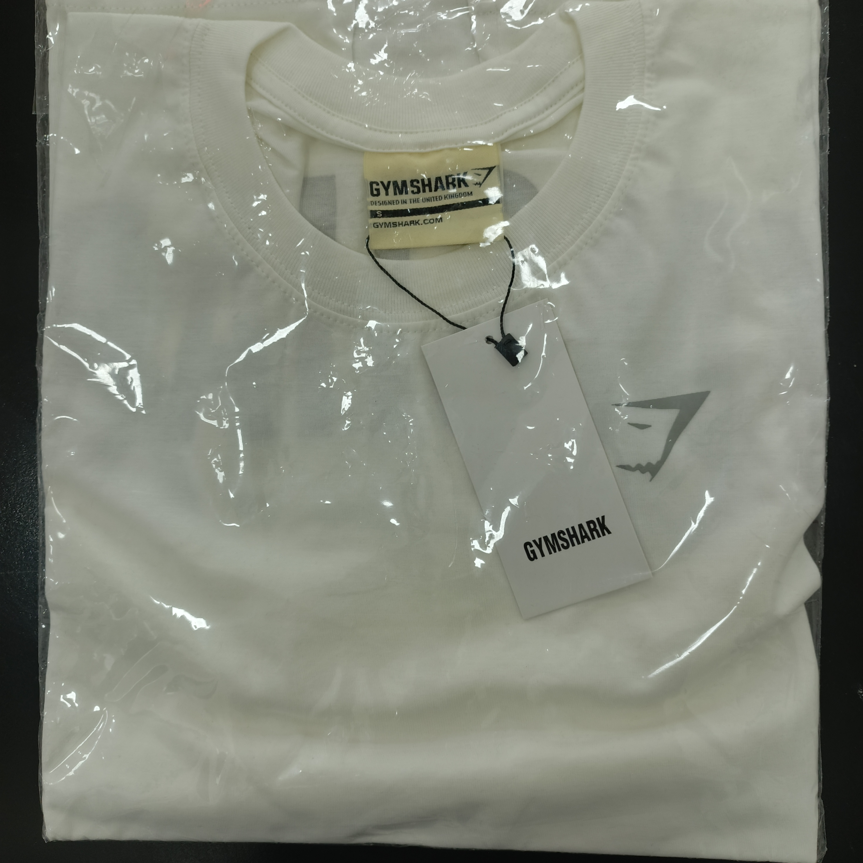 Polera Gymshark color blanco perla (izquierda )