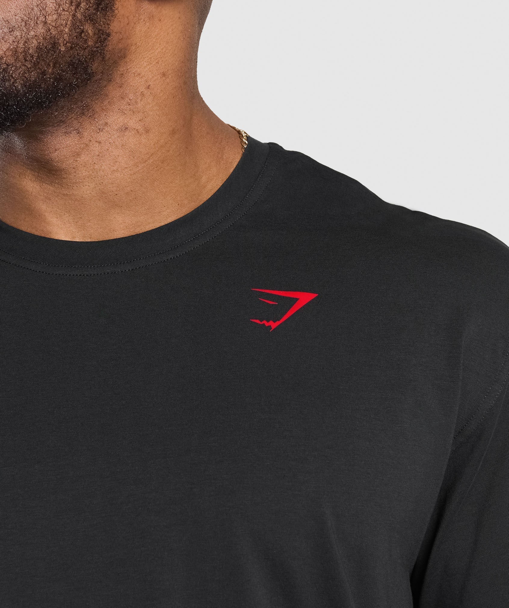 Polera Gymshark color negro/rojo (izquierda)