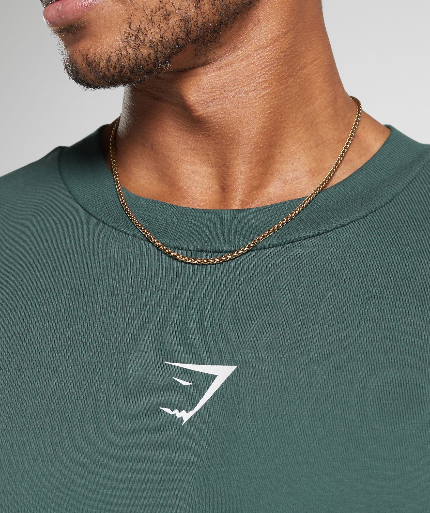 Polera Gymshark color verde oscuro (centro)