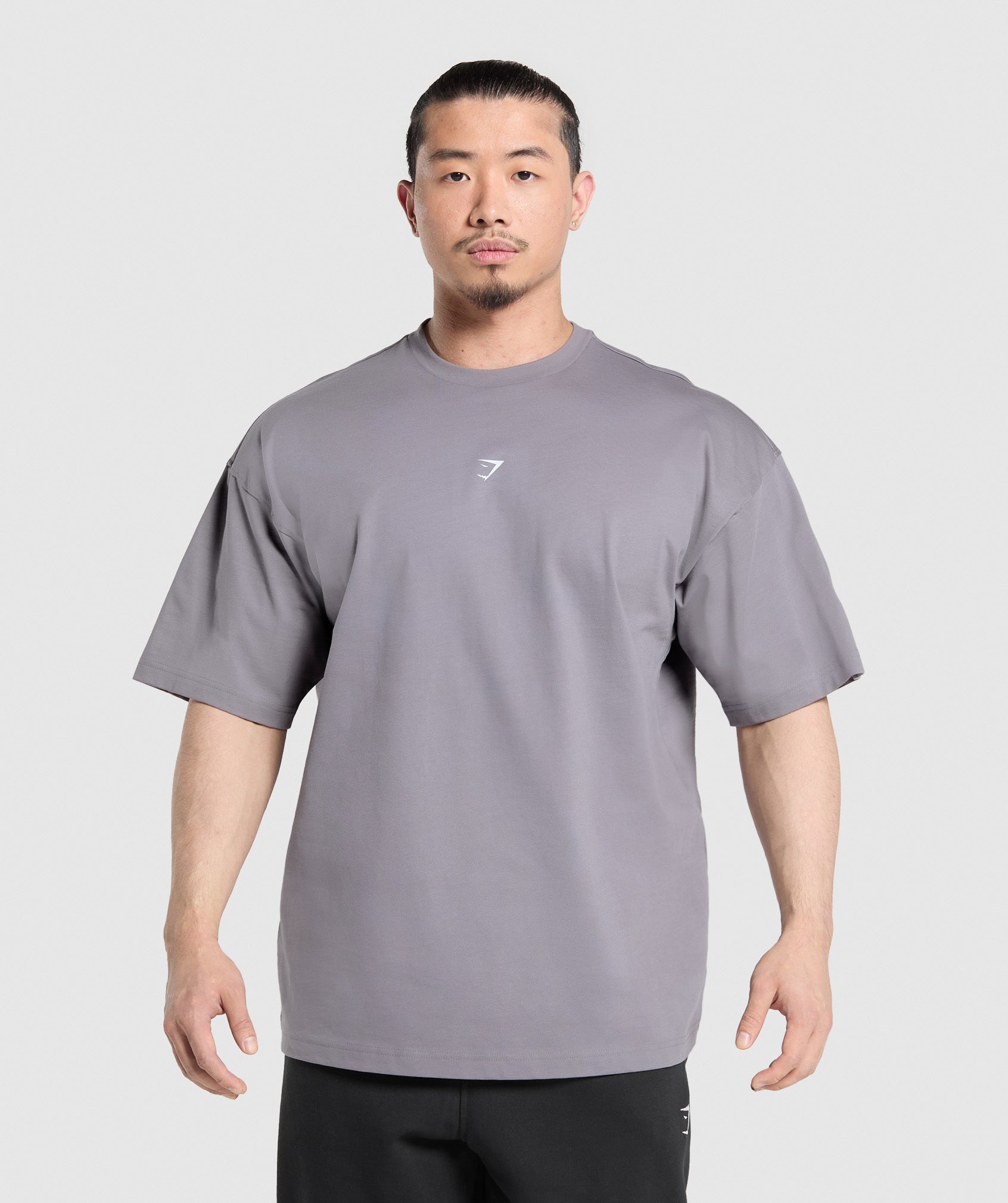 Polera Gymshark color morado (centro)